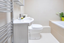 Baignoire à porte ou douche sécurisée ? Avantages et inconvénients