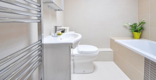 Baignoire à porte ou douche sécurisée ? Avantages et inconvénients