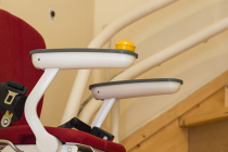 Monte escalier tournant : conseils, installation, prix et devis !