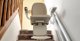 Monte-escalier droit : conseils, installation, prix et devis 2025 !