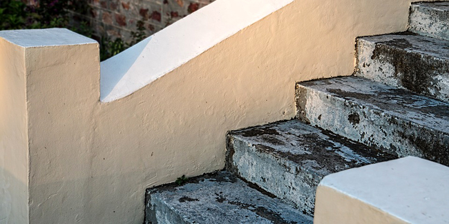Monte-escalier extérieur : spécificités, contraintes, solutions