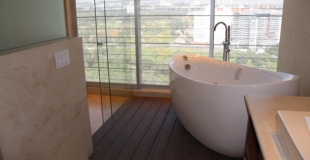 Quelle surface et contraintes pour poser une baignoire à porte ?