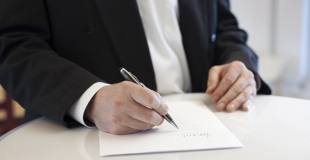 Que faut-il vérifier avant de s'engager sur une mutuelle senior ?