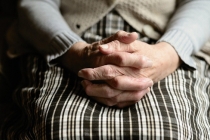 Peut-on souscrire une mutuelle santé en maison de retraite ? Quels avantages ?