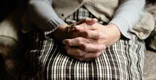 Peut-on souscrire une mutuelle santé en maison de retraite ? Quels avantages ?