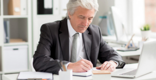 Courtier en rachat de crédit senior : avantages et coût