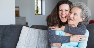 Peut-on souscrire une assurance dépendance au nom de ses parents ?