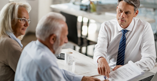 Courtier en assurance de prêt immobilier senior : avantages et coût