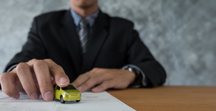 Courtier en crédit auto senior : avantages et coût