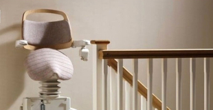 Monte-escalier debout : conseils, installation, prix et devis 2025 !